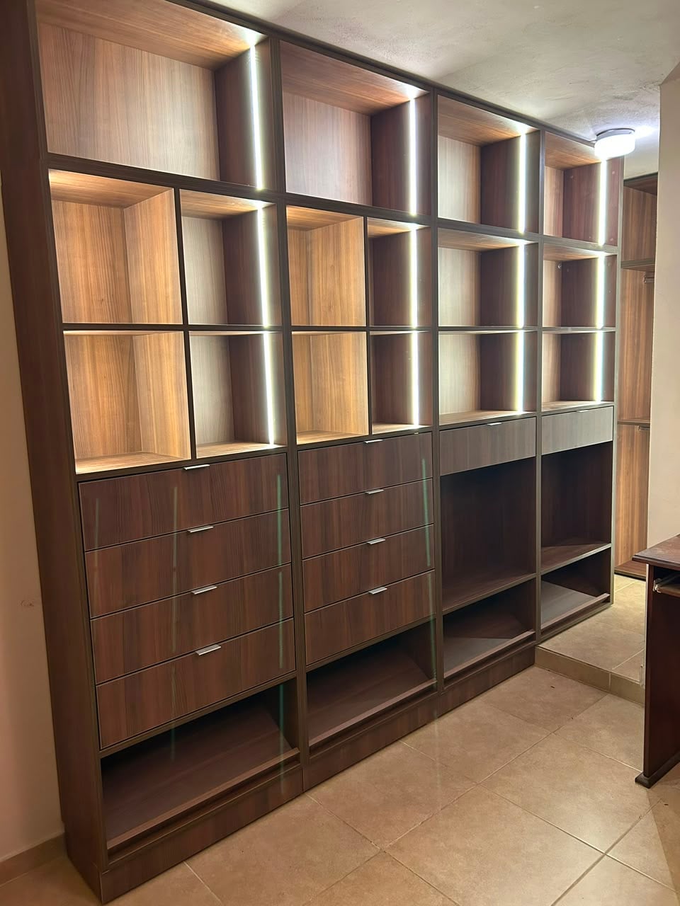 Vestidor a medida en madera fabricado por DIM+